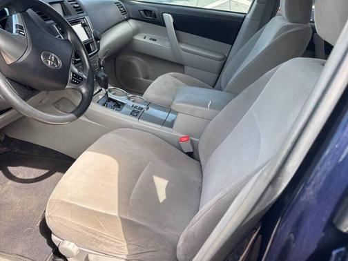 Blue 2013 Toyota Highlander SE