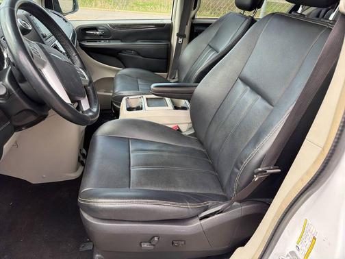 Bright White Clearcoat 2016 Chrysler Town & Country Touring