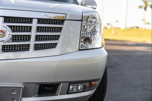 White Diamond Tricoat 2013 Cadillac Escalade Luxury
