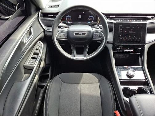 2023 Jeep Grand Cherokee Laredo 4x4
