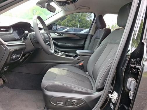 2023 Jeep Grand Cherokee Laredo 4x4
