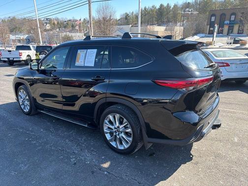 Black 2022 Toyota Highlander Limited
