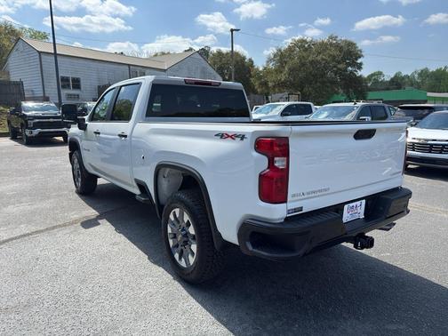 Summit White 2026 Chevrolet Silverado 2500 Custom