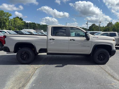 White Sands 2026 Chevrolet Silverado 2500 Crew Cab, Standard Bed, XR2, 4WD