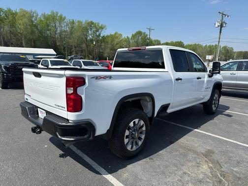 Summit White 2026 Chevrolet Silverado 2500 Custom
