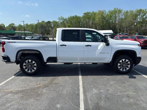 Summit White 2026 Chevrolet Silverado 2500 Custom