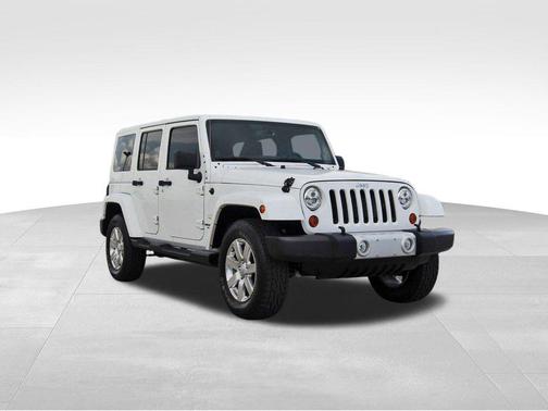 Bright White Clearcoat 2013 Jeep Wrangler Unlimited Sahara