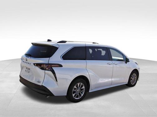 2024 Toyota Sienna XLE