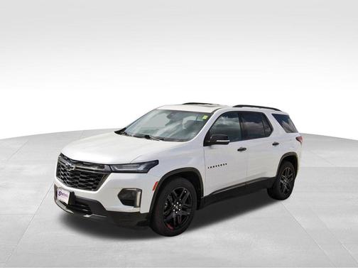 Iridescent Pearl Tricoat 2023 Chevrolet Traverse Premier