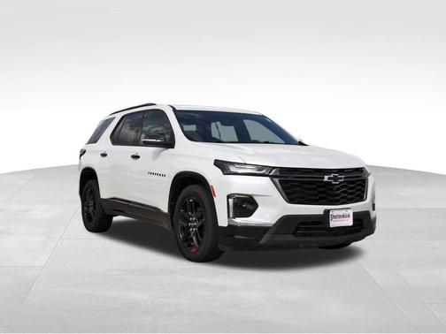 Iridescent Pearl Tricoat 2023 Chevrolet Traverse Premier