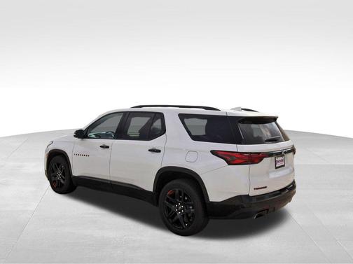 Iridescent Pearl Tricoat 2023 Chevrolet Traverse Premier