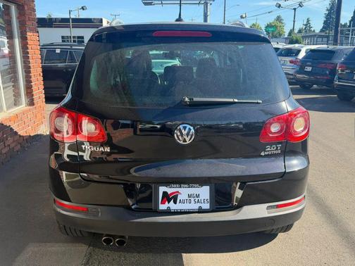 Deep Black Metallic 2011 Volkswagen Tiguan SEL