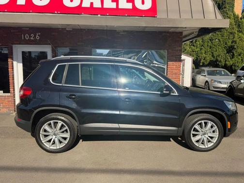 Deep Black Metallic 2011 Volkswagen Tiguan SEL