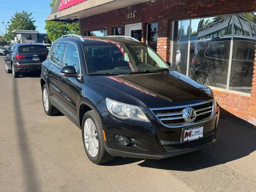 Deep Black Metallic 2011 Volkswagen Tiguan SEL