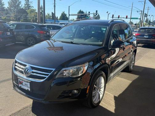 Deep Black Metallic 2011 Volkswagen Tiguan SEL