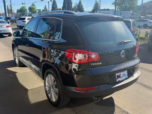 Deep Black Metallic 2011 Volkswagen Tiguan SEL