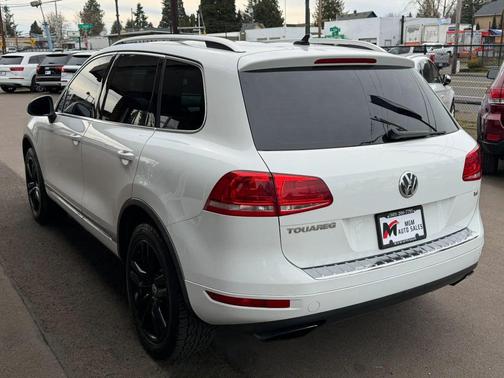 Pure White 2014 Volkswagen Touareg 3.6L Sport