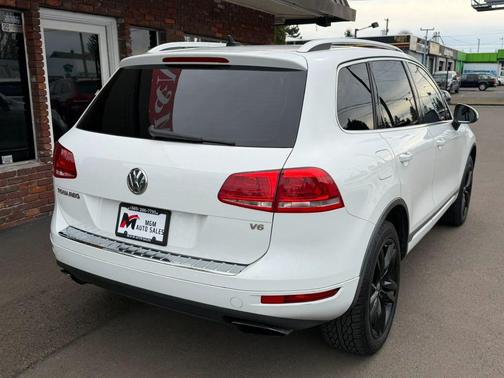 Pure White 2014 Volkswagen Touareg 3.6L Sport