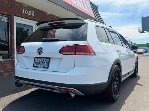 Pure White 2019 Volkswagen Golf Alltrack TSI SE