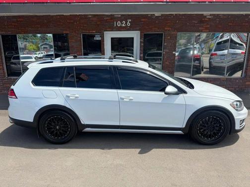 Pure White 2019 Volkswagen Golf Alltrack TSI SE