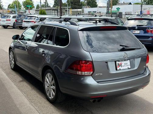 Platinum Gray Metallic 2014 Volkswagen Jetta SportWagen DSG TDI w/Sunroof & Nav