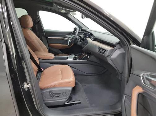 2022 Audi e-tron Premium Plus
