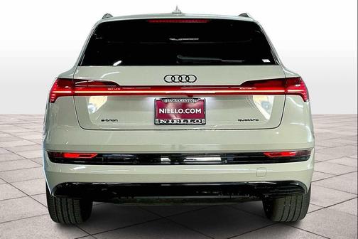 2022 Audi e-tron Premium Plus