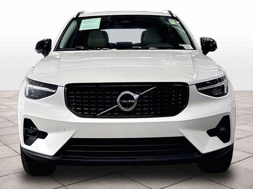 Crystal White 2026 Volvo XC40 Plus, B5 AWD Gas (mild hybrid), Dark