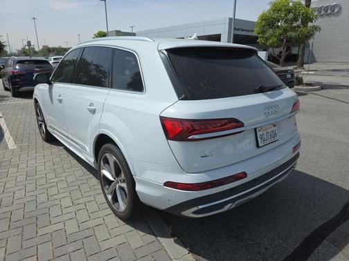 Glacier White Metallic 2023 Audi Q7 55 Premium Plus