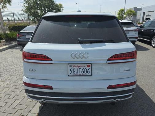 Glacier White Metallic 2023 Audi Q7 55 Premium Plus