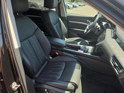 Mythos Black Metallic 2024 Audi Q8 e-tron Prestige