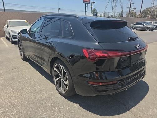 Mythos Black Metallic 2024 Audi Q8 e-tron Prestige