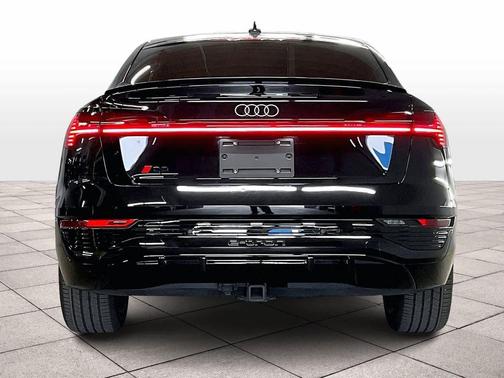 Mythos Black Metallic 2024 Audi Q8 e-tron Premium Plus