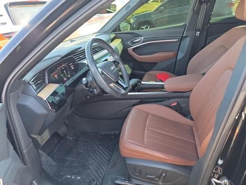 Mythos Black Metallic 2024 Audi Q8 e-tron Premium Plus