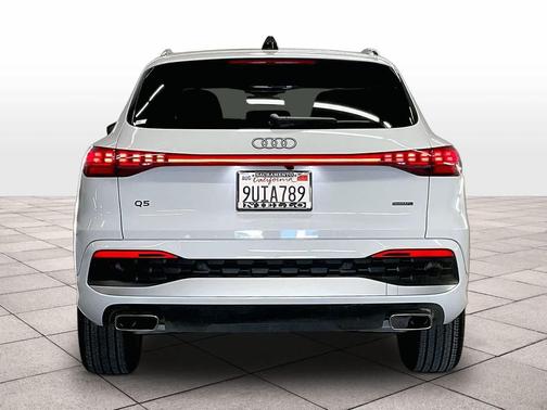 Glacier White Metallic 2025 Audi Q5 Premium Plus TFSI quattro S tronic