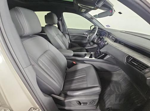 2022 Audi e-tron Premium Plus