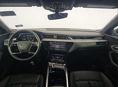 2022 Audi e-tron Premium Plus