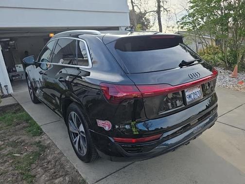 Mythos Black Metallic 2024 Audi Q8 e-tron Premium Plus