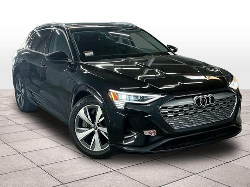 Mythos Black Metallic 2024 Audi Q8 e-tron Premium Plus