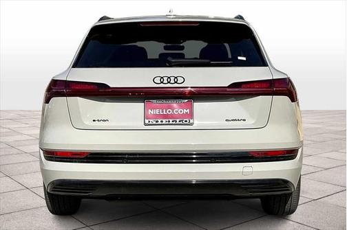 2022 Audi e-tron Premium Plus