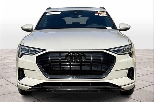 2022 Audi e-tron Premium Plus