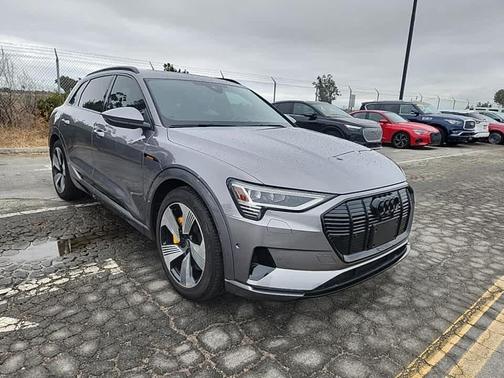 2022 Audi e-tron Premium Plus
