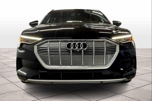 2022 Audi e-tron Premium Plus