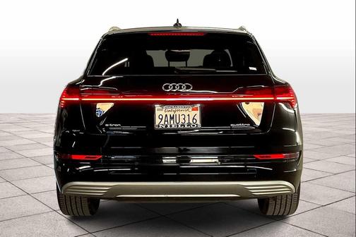 2022 Audi e-tron Premium Plus