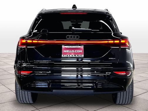 MYTHOS BLACK 2027 Audi Q6 e-tron Premium Plus