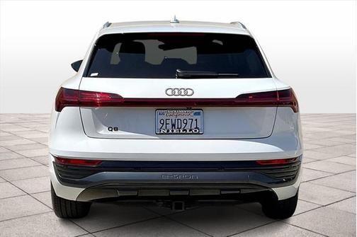 Glacier White Metallic 2024 Audi Q8 e-tron Premium Plus