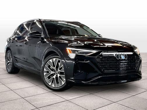 Mythos Black Metallic 2024 Audi Q8 e-tron Prestige