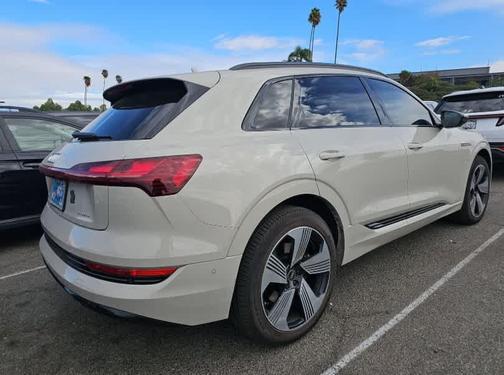 2022 Audi e-tron Premium Plus