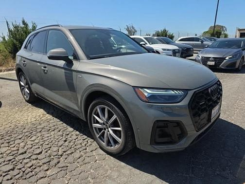 Chronos Gray Metallic 2023 Audi Q5 55 S line Prestige