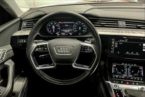 2022 Audi e-tron Premium Plus